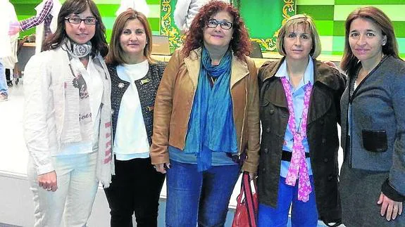 Desde la izquierda, Mónica Duran, Marisol Almodovar, Alica OLesti, Esther y Begoña, coordinadoras del proyecto ‘Hagase la Luz’ de los centros de Segovia, Barcelona y Madrid. 