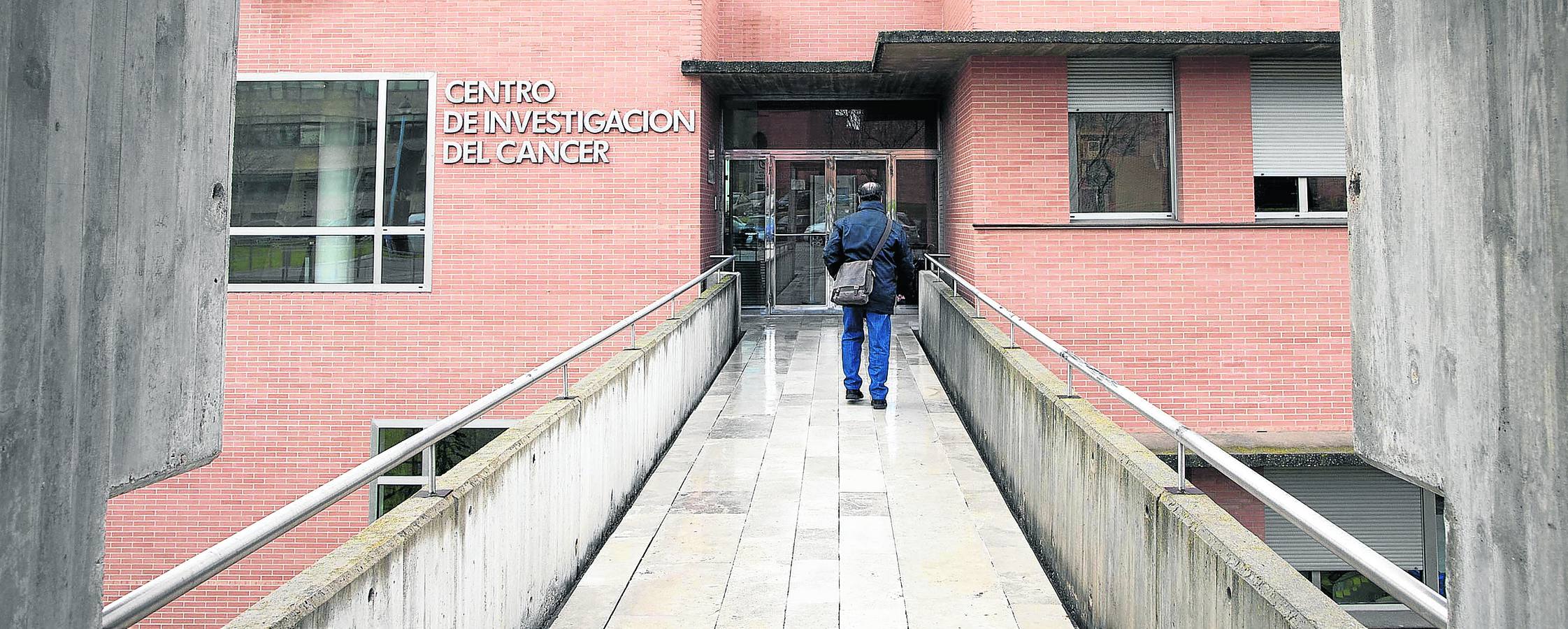 Pasarela de entrada al Centro de Investigación del Cáncer (CIC) en Salamanca. 