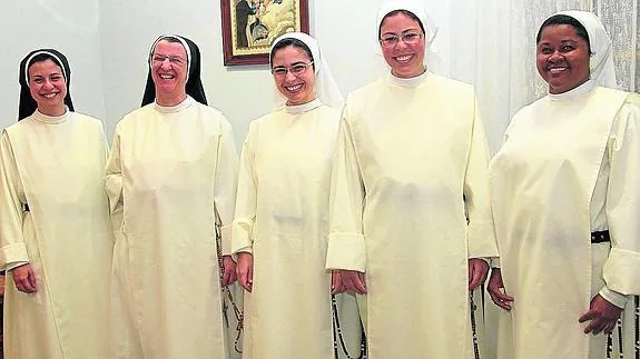 Las monjas dominicas sor Sara y sor María Jesús y ltres as novicias (a la dreecha). 