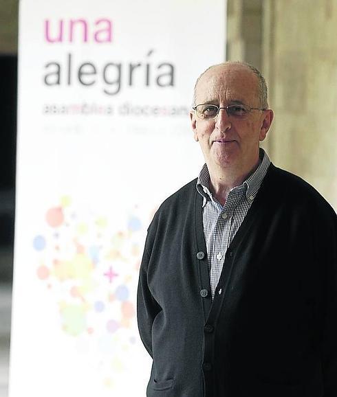 Tomás Durán en su despacho en la Casa de la Iglesia. 