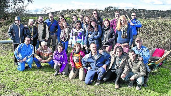 Grupo de voluntarios, tanto de Juzbado como del programa VoluntaTormes, que participó en la recuperación del camino de Santa Lucía en Juzbado. 
