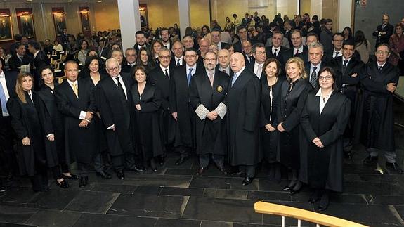 Foto de familia del acto en el que se impusieron las distinciones a los letrados. 