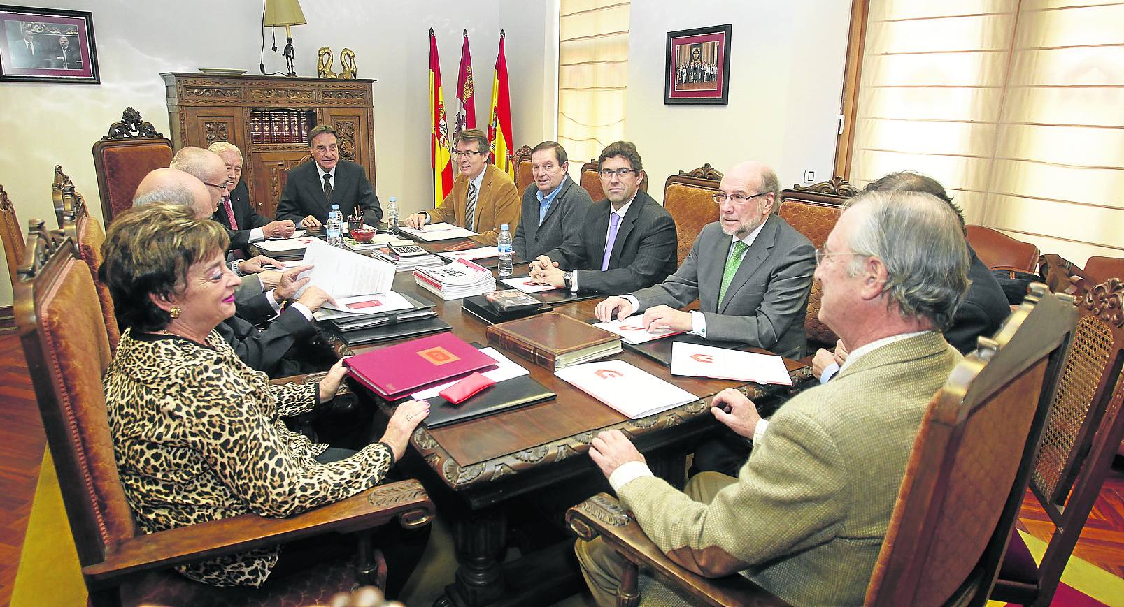 El palentino Ángel Merino, al fondo en el centro, preside la asamblea de las cámaras de comercio de Castilla y León.