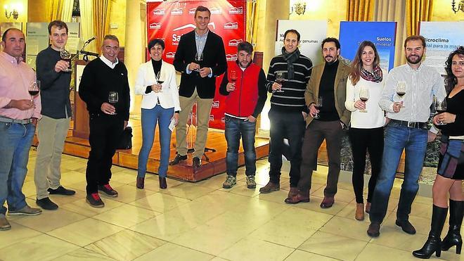 Representantes de las diferentes bodegas de la DOP Sierra de Salamanca que ayer llevaron sus vinos al Casino de Salamanca, junto al presidente y al director técnico. 