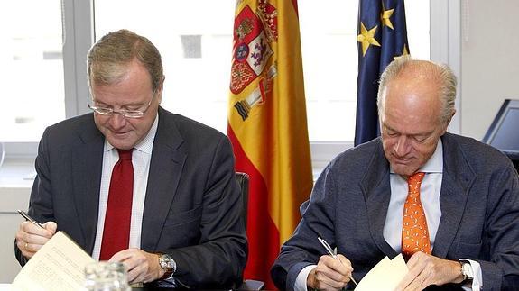 El alcalde de León, Antonio Silvan, y el presidente de ADIF, Gonzalo Ferré , firman el acuerdo de colaboración. 