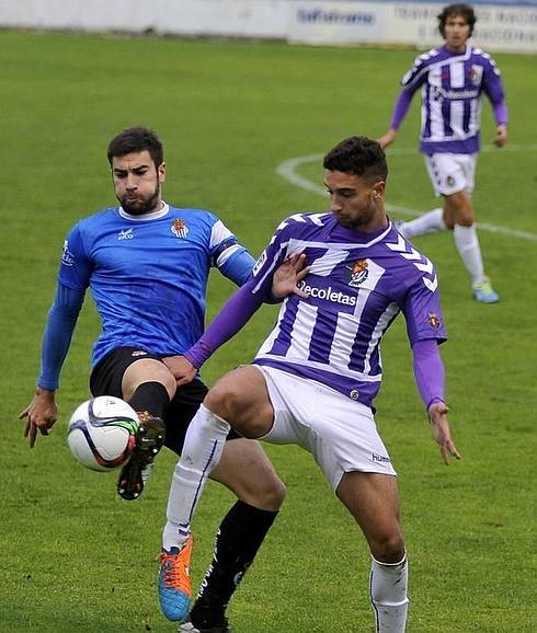 Cristian pugna por el control de la pelota en el partido ante Peña Sport.