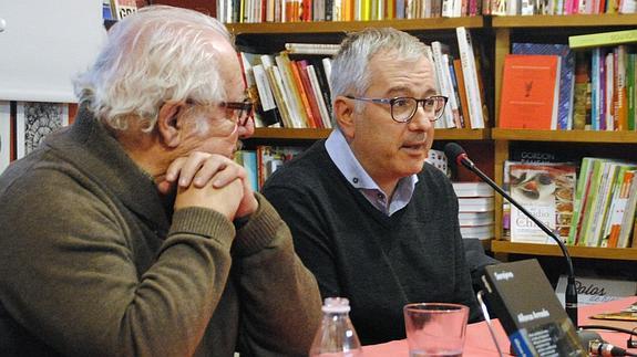 Javier Reverte (i) y Alfonso Armada, durante la presentación de ‘Un verano chino’ en Ícaro. 