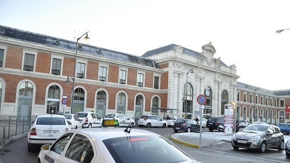 Taxis en la estación de trenes. 
