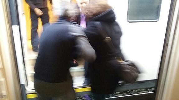 El primer tren que une Ávila con Valladolid se queda parado en la vía más de hora y media