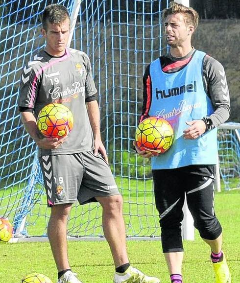 Diego Rubio (izquierda), junto a Rodri Ríos, en un entrenamiento del Real Valladolid.