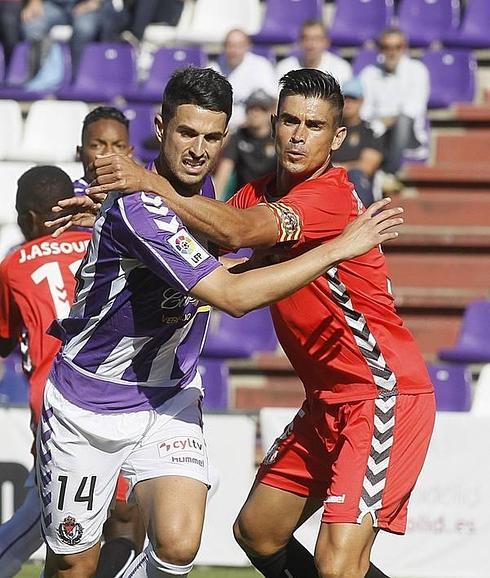 El blanquivioleta Juanpe, con Xisco, del Nàstic, en la sexta jornada de la Liga Adelante.