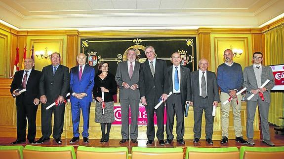 El presidente de la Cámara de Comercio, Vicente Villagrá (tercero por la izquierda), con el ministro de Educación (quinto por la izquierda), y los premiados.