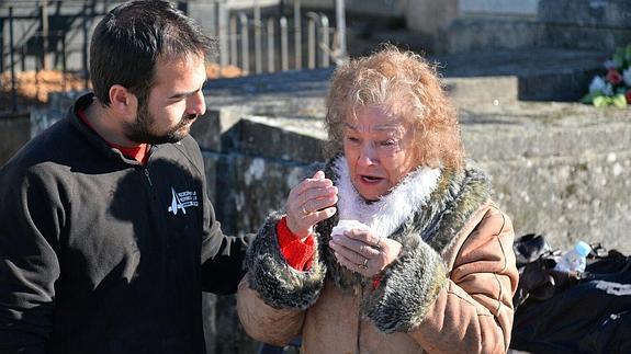 El arqueólogo de la ARMH anuncia a Milagros el hallazgo de los restos de su hermano.  