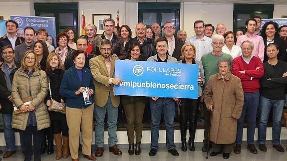 Los candidatos del PP por Segovia, con los alcaldes y concejales de la zona de Sanchonuño.