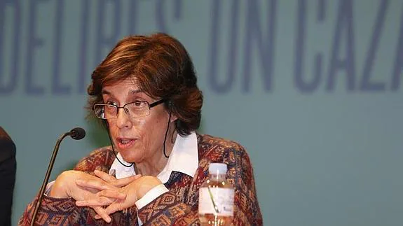 Amparo Medina-Bocos durante la conferencia en el Teatro Calderón. 