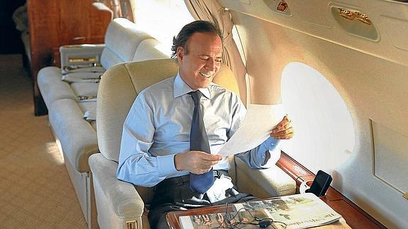 Julio Iglesias en su Gulfstream G550, el 'top' del fabricante. Se lo prestó a Neymar cuando se presentó en Barcelona. 