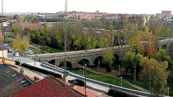 El río Tormes, en la imagen a su paso por la ciudad, constituye uno de los grandes protagonistas y al mismo tiempo olvidados de estas cuentas. 