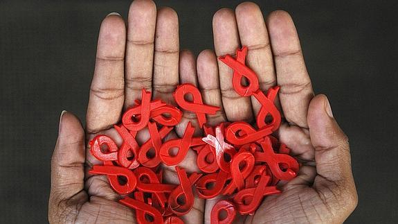Los lazos rojos simbolizan la lucha contra el sida.