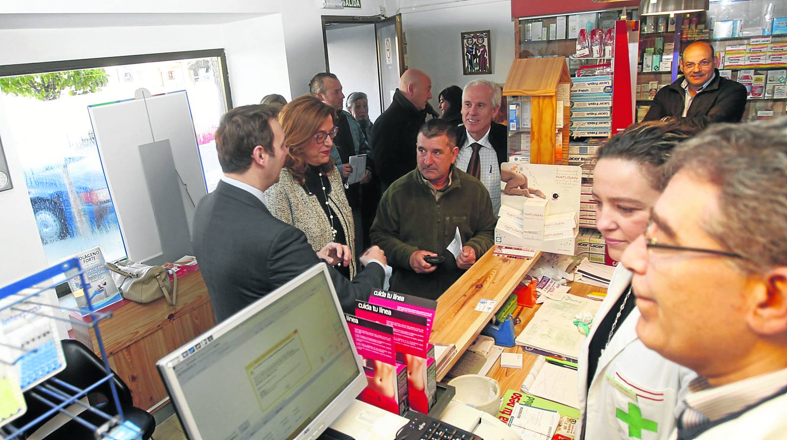 Martín Pérez, vecino de Villada, en el centro, rodeado de dirigentes políticos y sanitarios, al estrenar ayer la receta electrónica.