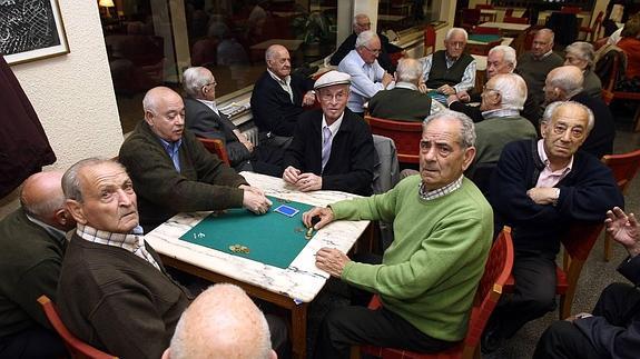 Un grupo de pensionistas echan la partida en un centro de la Tercera Edad.