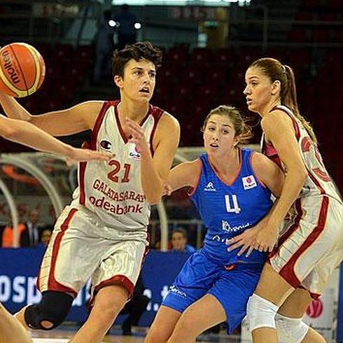 Leo Rodríguez, en la última visita de Avenida al Galatasaray en 2014 defendiendo a Alba Torrens. 