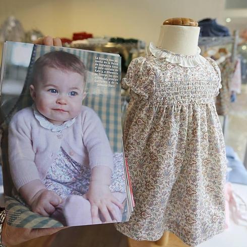 Escaparate de M&H en Valladolid, con el último vestido de la colección que queda, junto a una foto de la hija de los Duques de Cambridge.