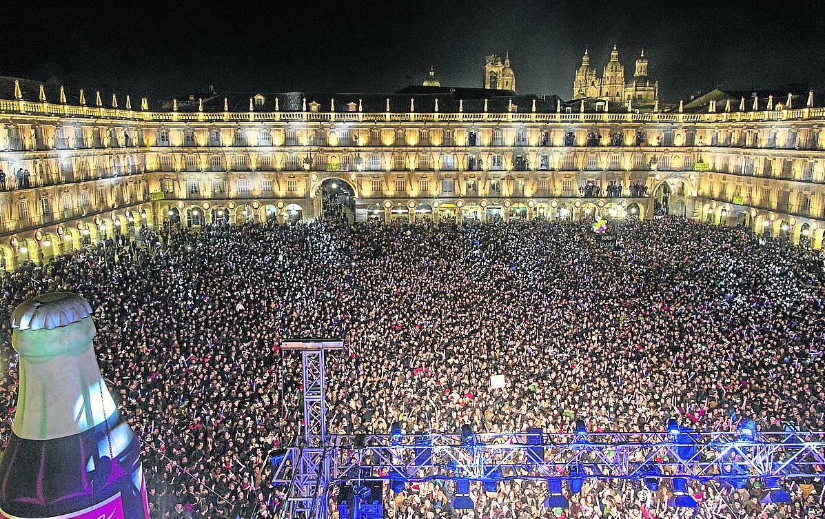 La Plaza Mayor, abarrotada de jóvenes durante la celebración de la Nochevieja Universitaria de 2014. ICAL