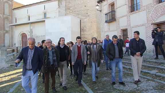 García Tejerina junto a Pablo Casado en la plaza de la Villa de Arévalo.