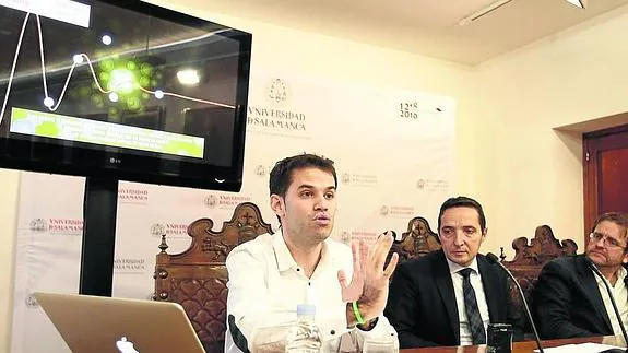 Carlos Hernández, Juan Manuel Corchado y Luis Plaja ayer, durante la rueda de prensa. 