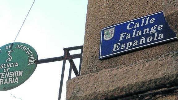 Placa de la calle Falange Española, que pasará a llamarse De los Novillos. 