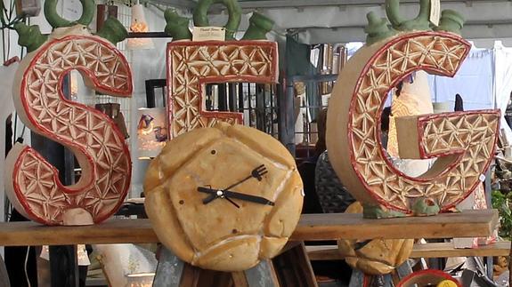 Originales figuras que se exhiben y venden en la feria de cerámica y alfarería de Segovia. 