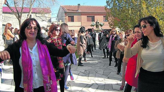 Vecinos de Fuentepiñel bailan la jota, ayer, durante la procesión de San Nicolasillo. 