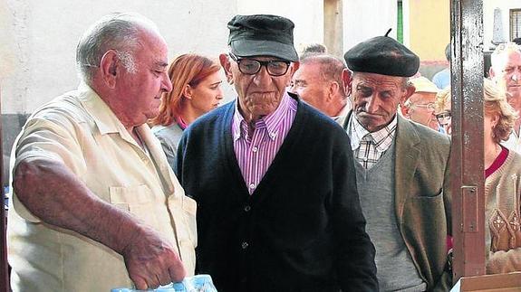 Reparto de agua embotellada, en Lastras, este verano. 