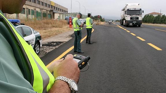 Agentes de la Guardia Civil controlan el tráfico en las cercanías de la capital segoviana. 