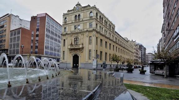 Antiguo edificio de Hacienda en la plaza de Madrid. 