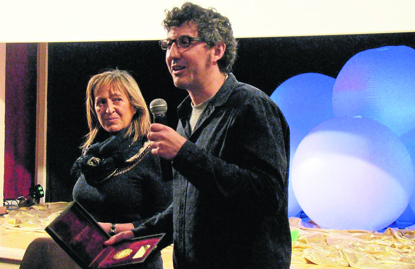 La concejala de Cultura, Consuelo Hoyos, con Óscar de Julián, ganador del premio al mejor corto.