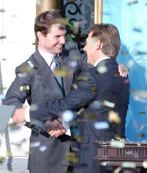 Tom Cruise, actor estadounidense, saluda efusivamente al líder de la Iglesia de la Cienciología, David Miscavige, durante la inauguración de un nuevo templo en el centro de Madrid 