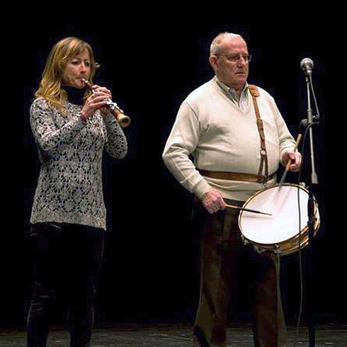 La dulzainera Mari Carmen Riesgo, acompañada a la caja por Miguel Garrido.