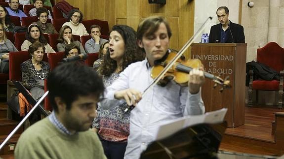 José María Rodríguez Olaizola, al fondo, durante la interpretación de una de las piezas del Auto de Navidad, celebrado ayer en el Paraninfo de la Facultad de Derecho. 