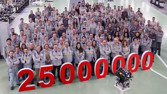 Los trabajadores de la planta de Motores de Valladolid posan junto al producto 25 millones elaborado en esta factoría vallisoletana de  Grupo Renault. EL NORTE