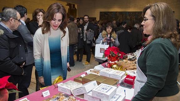 La presidenta de las Cortes, Silvia Clemente, visita la muestra Dulce Tentación en la sede parlamentaria.