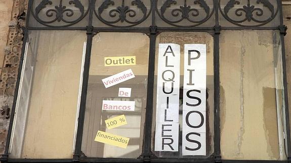 Cartel que anuncia pisos en alquiler.