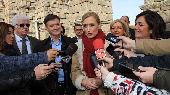  presidenta de la Comunidad de Madrid, Cristina Cifuentes, junto al presidente del PP de Segovia, Francisco Vázquez, responde a las preguntas de los informadores. Antonio Tanarro