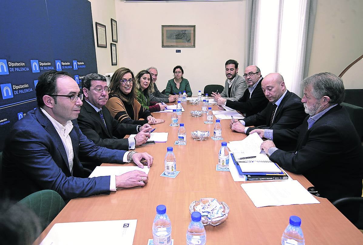 Reunión del consorcio del Canal de Castilla celebrada en la Diputación de Palencia.