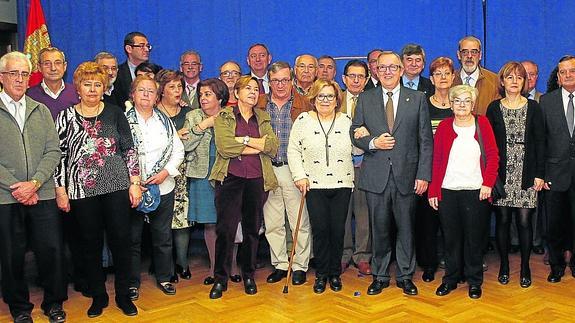 El delegado territorial de la Junta, Javier López-Escobar, posa con los trabajadores homenajeados. 