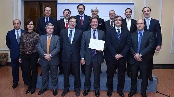 Junta directiva de la FIAB, abajo a la izquierda, Juan Manuel González Serna, presidente de Grupo Siro y Rocío Hervella, consejera delegada de Prosol. 