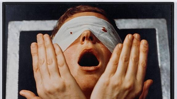 Detalle de 'Action Psyché', de Gina Pane.