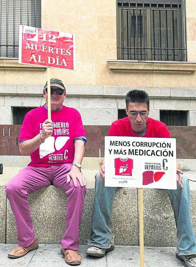 Dos miembros de la plataforma, en una concentración. 