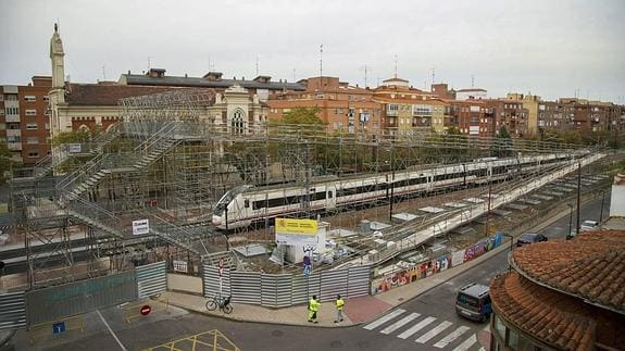 Pasarela que instaló ADIF en el paso a nivel de Pilarica. 