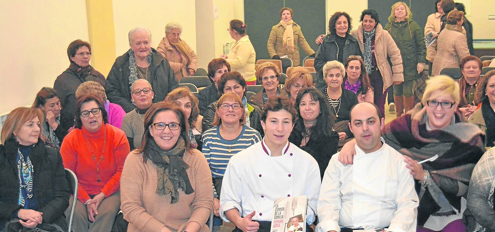 Los chefs posan con los asistentes al curso de cocina celebrado en Paredes de Nava.